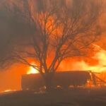 Los incendios forestales sin control arrasan decenas de viviendas en Oklahoma