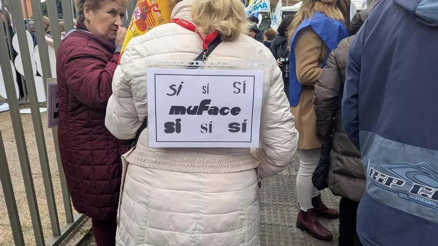 Sondeo sobre Muface: La mitad de los españoles apoyan que los funcionarios elijan entre sanidad pública y privada y un tercio lo rechaza