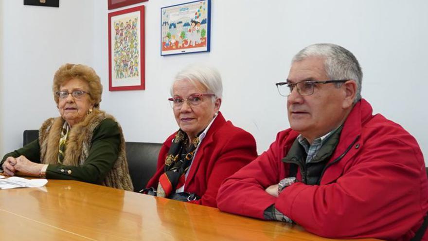 Manuel Alberto Aragón, jefe de la Policía Nacional de Siero, recoge este viernes el premio «Pueblo de Lugones»