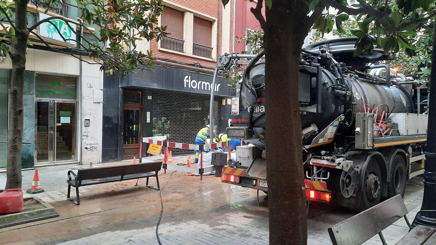 “Noche dura” para los operarios de la Empresa de Aguas por averías en el suministro en varias calles de Gijón