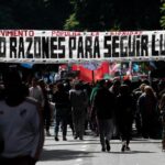 Miles de argentinos salen a la calle en defensa de la memoria histórica cuestionada por el Gobierno de Milei