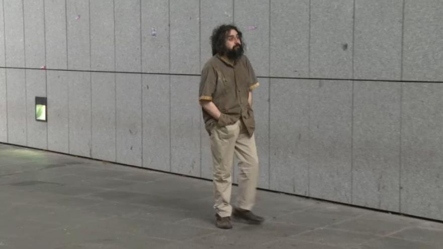 Del Juzgado, a dormir en la calle: el hombre que convivió con el cadáver de su madre en su piso de La Corredoria pasó la noche del jueves bajo un puente