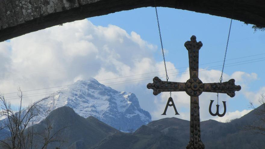 El Picu Pierzu, nevado, desde Cangas de Onís