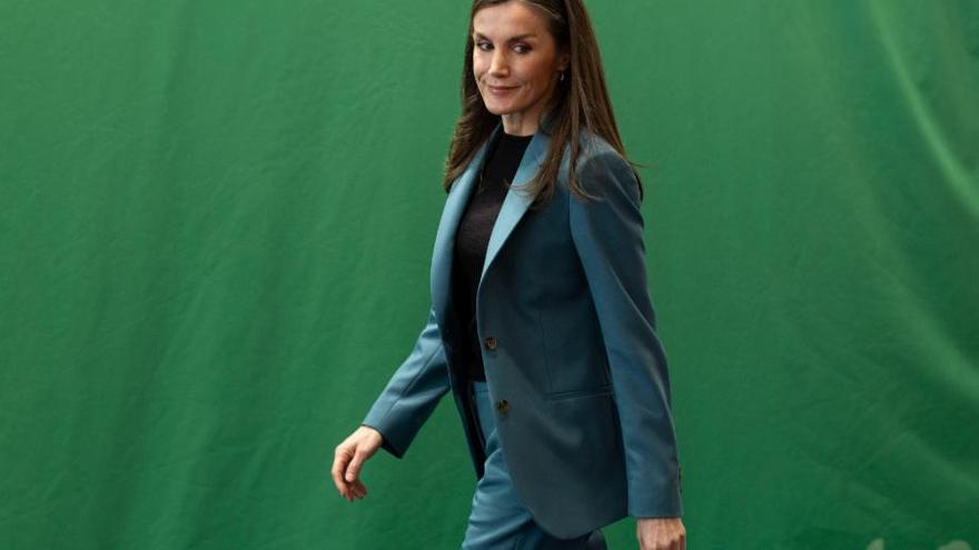 La Reina Letizia se pasa al traje: este es el dos piezas en verde al alcance de todos los bolsillos