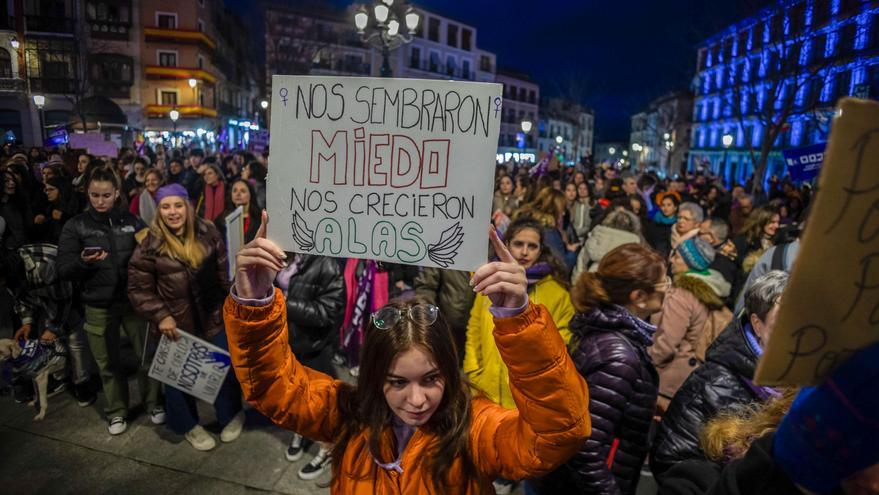 De los cuidados al consumo de ansiolíticos: 7 brechas entre hombres y mujeres que radiografían la desigualdad