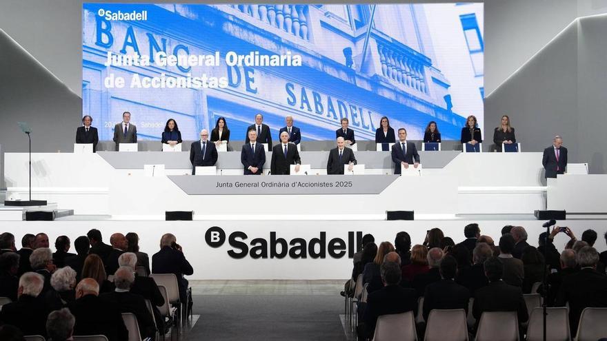 Los pequeños accionistas del Sabadell aplauden el regreso a Cataluña y rechazan al BBVA