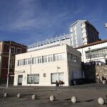 El hotel de lujo, primer complejo de cinco estrellas de Gijón, pendiente de la venta del edificio de Sanidad Exterior