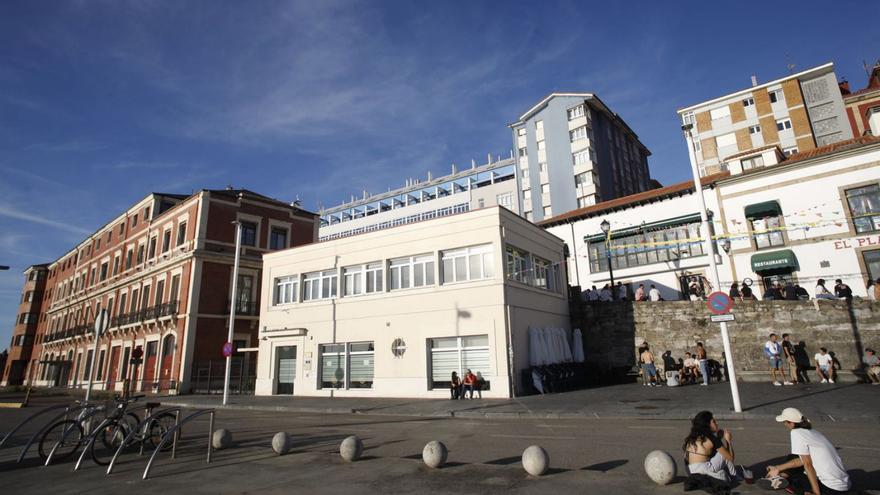El hotel de lujo, primer complejo de cinco estrellas de Gijón, pendiente de la venta del edificio de Sanidad Exterior