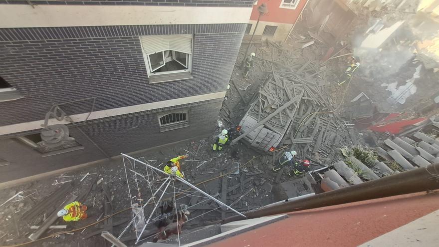 «No salgan de casa y bajen las persianas»: la policía acordona la zona de la explosión de Mieres mientras sigue el rastreo entre los escombros