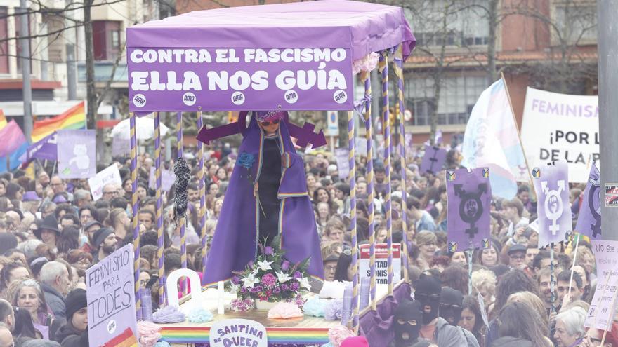 Denuncian por delito de odio a las responsables de «La Santina Queer» de Gijón