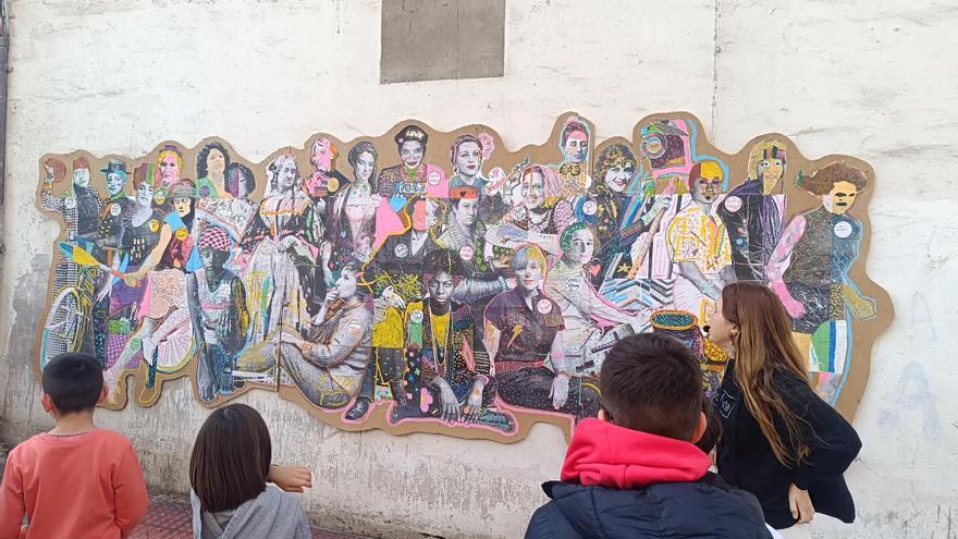 «Más que musas» en una ruta de arte urbano con sello de mujer: la Pola reivindica en sus murales los valores del 8M