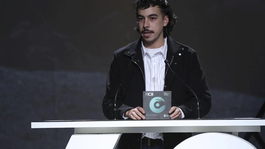 Howi Álvarez, el director revelación del cine asturiano que empezó descargando camiones y acabó en rodajes con el actor de «Pulp Fiction»
