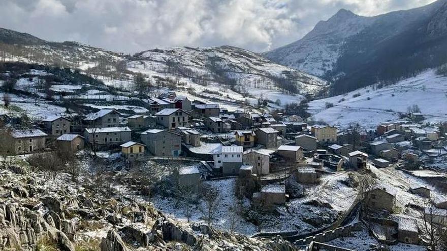 La nieve vuelve al oriente de Asturias: Sotres se cubre de blanco