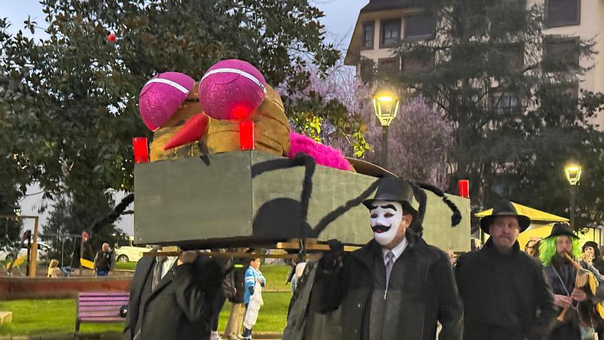 En imágenes: así fue el entierro del «moscón» en Grado