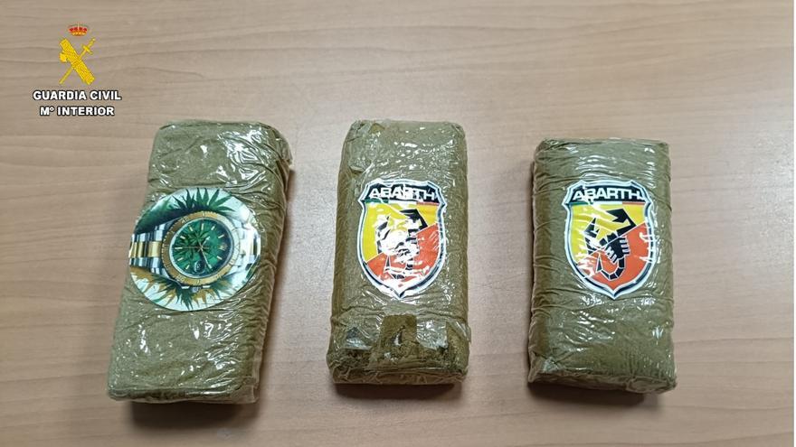 Huye de la Guardia Civil durante 30 kilómetros, entre Navia y Ribadeo, para que no le pillasen con 300 gramos de hachís