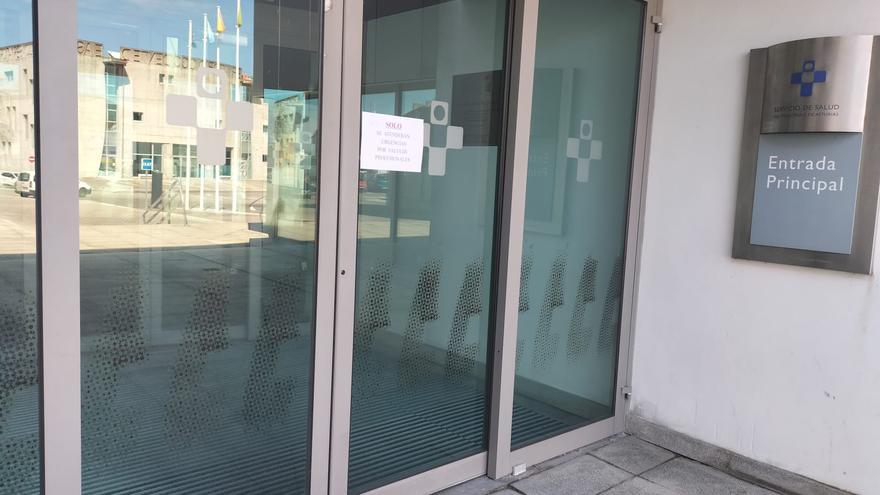 «El centro de salud de Luarca está abierto y así va a seguir», señala la consejera sobre el caso del misterioso cartel sobre la falta de médicos