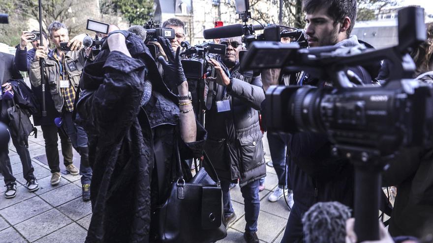 El cirujano francés acusado de abusar sexualmente de 300 menores confiesa ante el juez