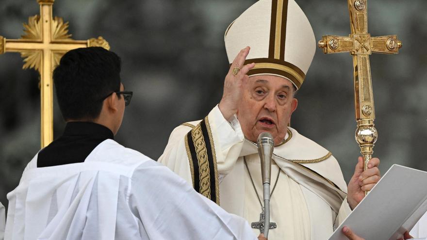 El papa pasó una noche tranquila y se espera un nuevo parte médico