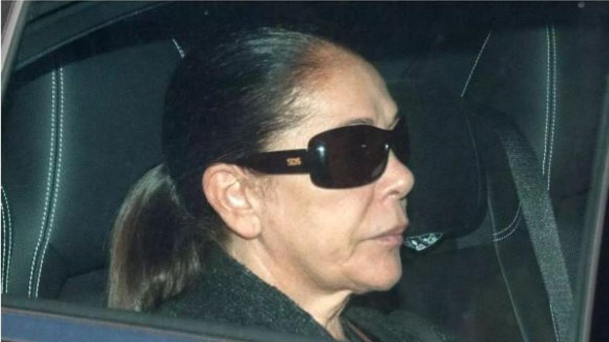 Una amiga de Isabel Pantoja termina con el secretismo y desvela cómo está la cantante tras su ingreso hospitalario: «Está…»