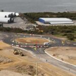 Abre un nuevo trazado de una de las principales carreteras junto a la ría de Avilés: una rotonda y cortes intermitentes