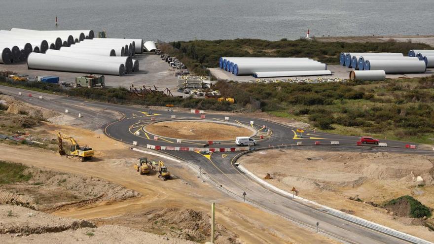 Abre un nuevo trazado de una de las principales carreteras junto a la ría de Avilés: una rotonda y cortes intermitentes