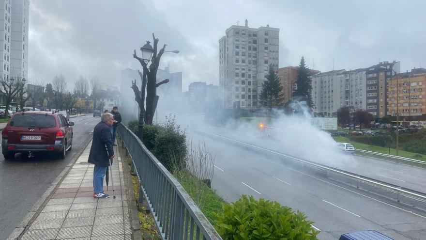 VÍDEO: Alarma en la Ronda Sur de Oviedo: un coche arde de manera repentina y obliga a cortar dos carriles