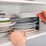 Adiós al problema de los platos en la cocina: la solución vertical de Ikea (de dos alturas) que arrasa