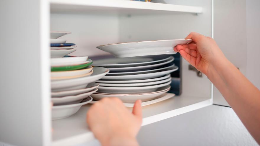 Adiós al problema de los platos en la cocina: la solución vertical de Ikea (de dos alturas) que arrasa