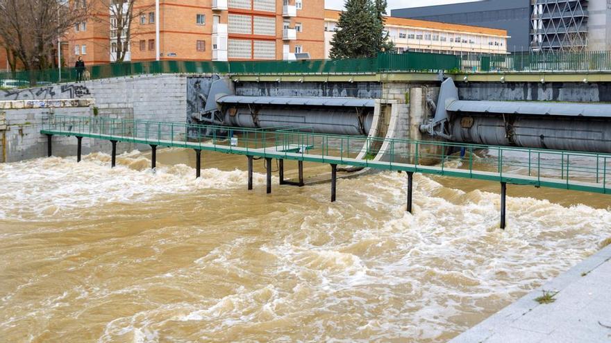 Cortado un acceso entre las principales vías de circunvalación de Madrid por riesgo de desbordamiento tras la virulenta crecida del río Manzanares