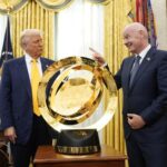 El presidente de la FIFA exhibe el nuevo trofeo del Mundial de Clubes ante Trump en la Casa Blanca