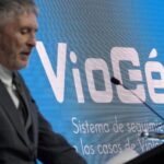 El Gobierno acusa a Mazón de asumir el «marco racista» de Vox y retrata a Feijóo como un títere