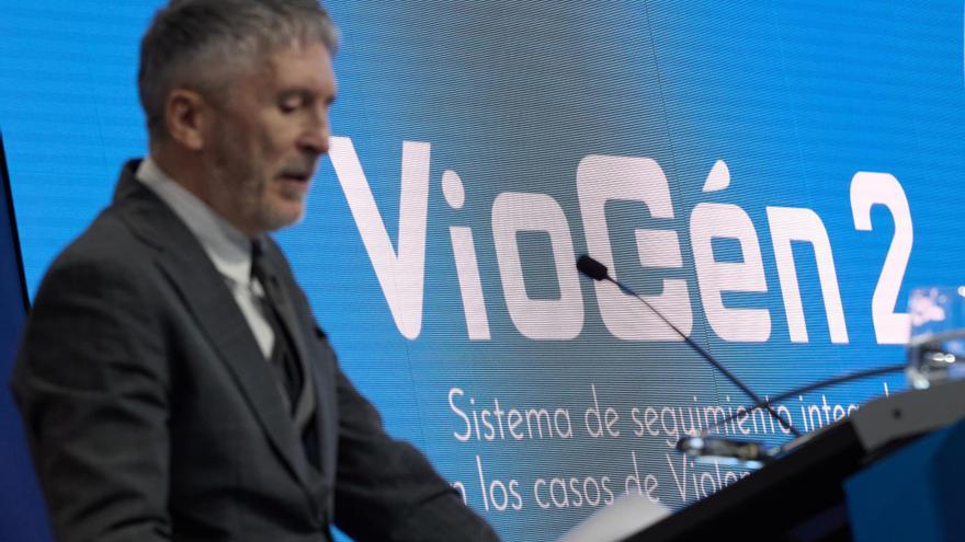 El Gobierno acusa a Mazón de asumir el «marco racista» de Vox y retrata a Feijóo como un títere