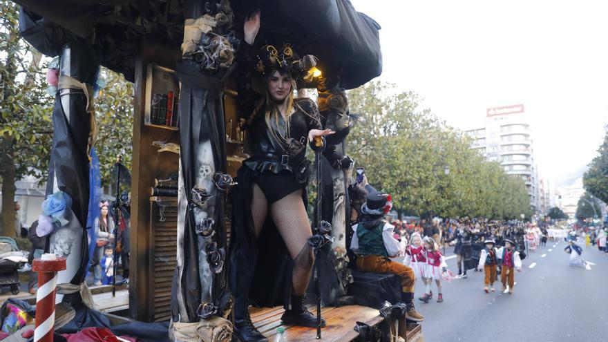 El calor del Carnaval derrota al frío en Oviedo: manzaninas por el patrimonio sidrero, mucha charanga y un hulk sin pilas