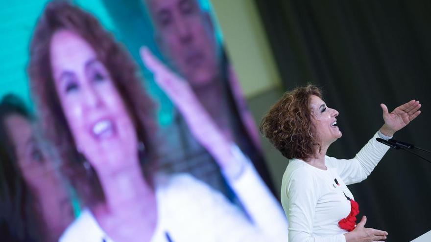 María Jesús Montero: «Moreno Bonilla tiene las competencias de sanidad, pero si no te operan es por culpa de Pedro Sánchez»