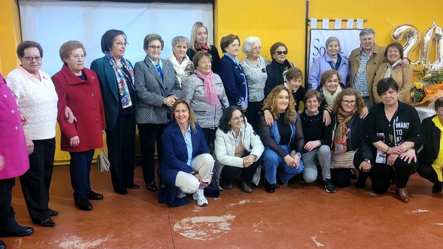 «So la Malena» cumple veinte años: la asociación de mujeres de Morcín festejó su aniversario con una animada fiesta