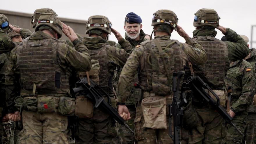 Felipe VI visita a la unidad de formación de ucranianos para el combate en la Academia de Infantería de Toledo