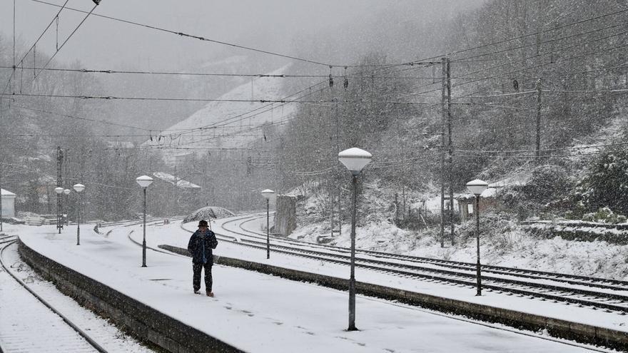 Retrasos en la línea ferroviaria entre Madrid y Barcelona por nieve: limitación de velocidad y posibles retrasos, como antesala a la huelga de Renfe
