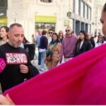 Emma García obligada a interrumpir Fiesta por el desnudo de Amor Romeria en plató y en plena Gran Vía de Madrid: «Madre mía»