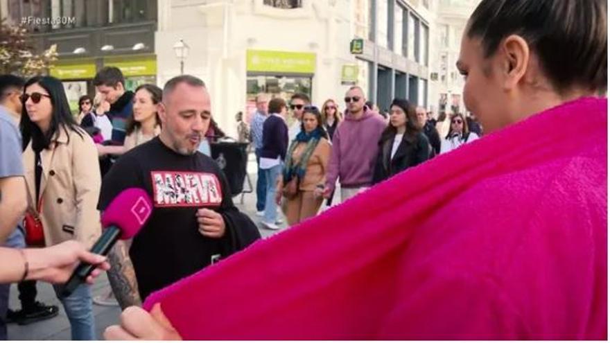 Emma García obligada a interrumpir Fiesta por el desnudo de Amor Romeria en plató y en plena Gran Vía de Madrid: «Madre mía»