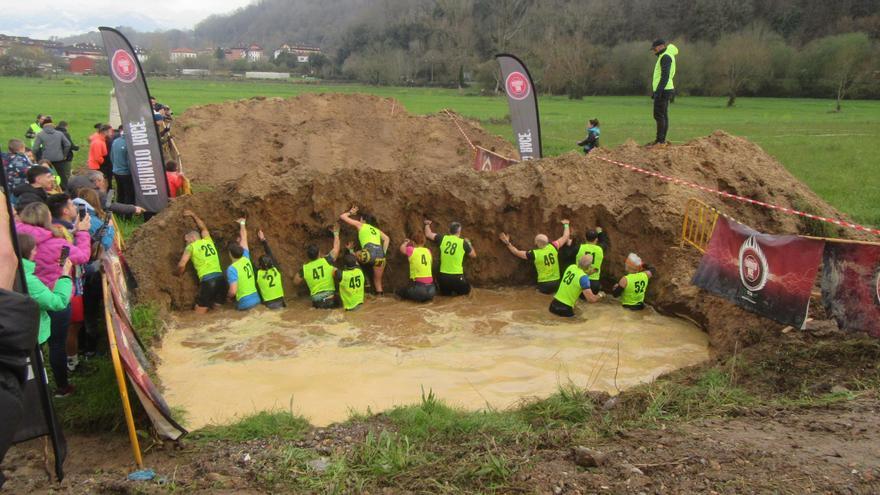 Espectacular «batalla» entre el barro en Cangas de Onís