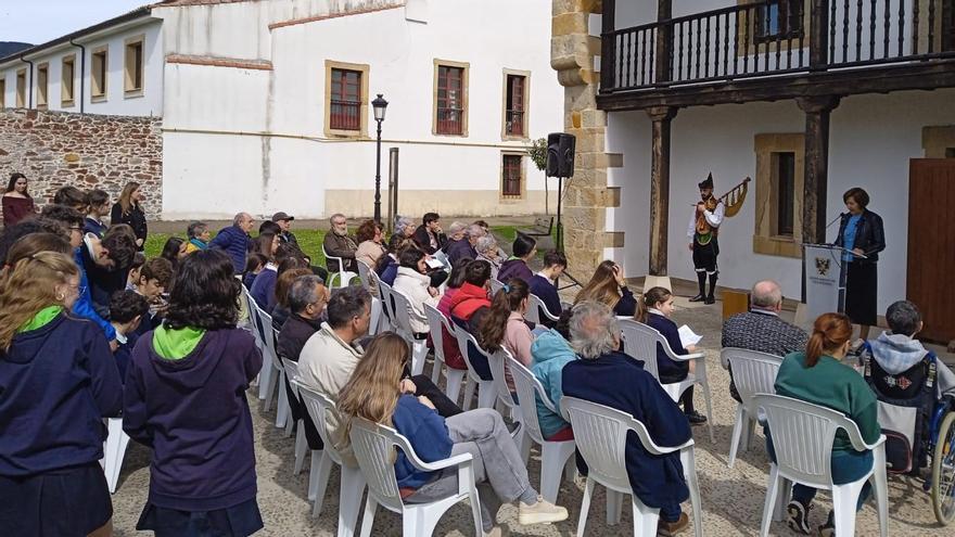 La Plaza de la Poesía de Villaviciosa celebra aniversario con muchos «Versos al aire»