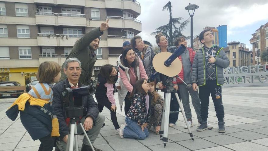 El eclipse, remolón en La Felguera: «Me ha gustado mucho, ya tengo ganas de ver el próximo»