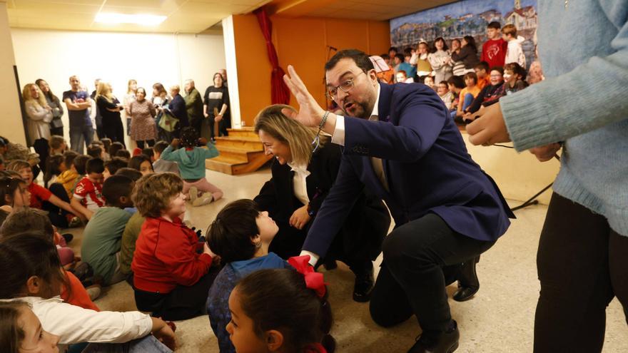 La visita de Adrián Barbón al colegio Lloréu, en Gijón