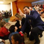 La visita de Barbón al colegio Lloréu, en Gijón: un aniversario, una camiseta de apoyo a Los Seis de La Suiza y Antonio Flores