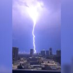 Impresionantes imágenes: un rayo enorme cae en Atlanta, Estados Unidos