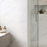 Adiós a los estantes y cestas colgantes en la ducha: este es el elemento (funcional y estético) que está de moda en los baños