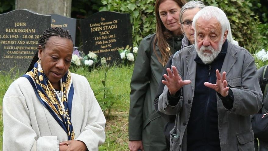 Mike Leigh: «Hago cine que trata a la gente con curiosidad y cariño; da igual si son obreros o burgueses, habitantes de 2024 o del siglo XVIII»