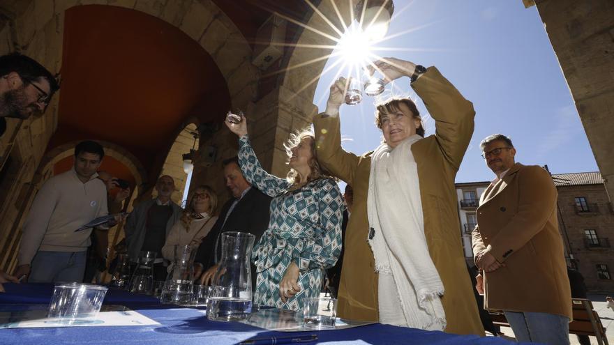 El agua de Avilés convence a los participantes de una cata a ciegas de agua que se celebró en la Plaza de España