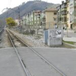 Los vecinos de Barredos denuncian el estado «deplorable» del paso bajo las vías del tren