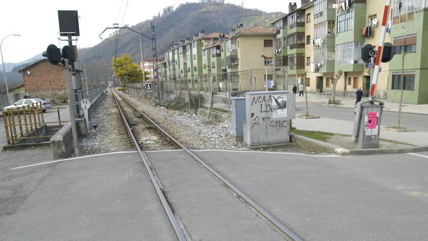 Los vecinos de Barredos denuncian el estado «deplorable» del paso bajo las vías del tren